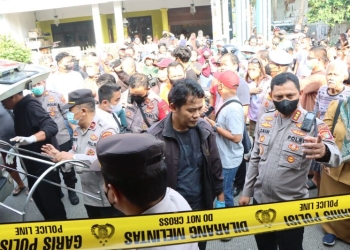 Kapolres Metro Tangerang Kota Kombespol Zain Dwi Nugroho saat meninjau lokasi pembunuhan di Ciledug, Tangerang, Banten. ANTARA.