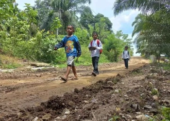 Anak-anak berjalan kaki melintasi jalan desa lokasi KAT Gampong Buket Makmu, Kecamatan Julok, Aceh Timur, Jumat (23/9/2022). ANTARA/HO