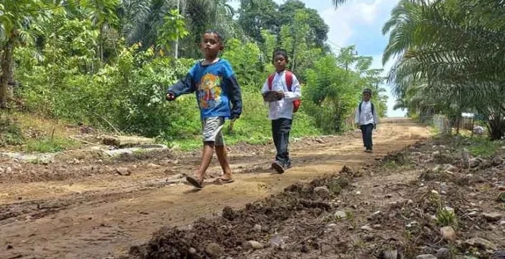 Anak-anak berjalan kaki melintasi jalan desa lokasi KAT Gampong Buket Makmu, Kecamatan Julok, Aceh Timur, Jumat (23/9/2022). ANTARA/HO