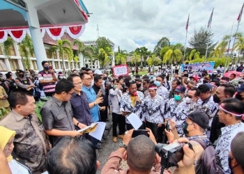 Para guru mendatangi DPRD Kalteng menuntut pengembalian TPP guru sertifikasi, Palangka Raya, Selasa, (6/9/2022). ANTARA/Muhammad Arif Hidayat