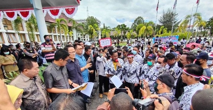 Para guru mendatangi DPRD Kalteng menuntut pengembalian TPP guru sertifikasi, Palangka Raya, Selasa, (6/9/2022). ANTARA/Muhammad Arif Hidayat