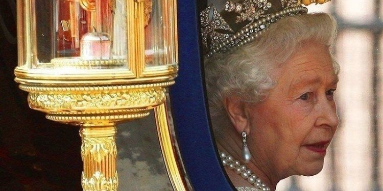 Dokumentasi - Ratu Inggris Elizabeth II kembali ke Istana Buckingham setelah menghadiri Pembukaan Parlemen Negara Bagian, di Gedung Parlemen, di Westminster, London. (ANTARA/REUTERS/PA Images/Dominic Lipinski/aa.)