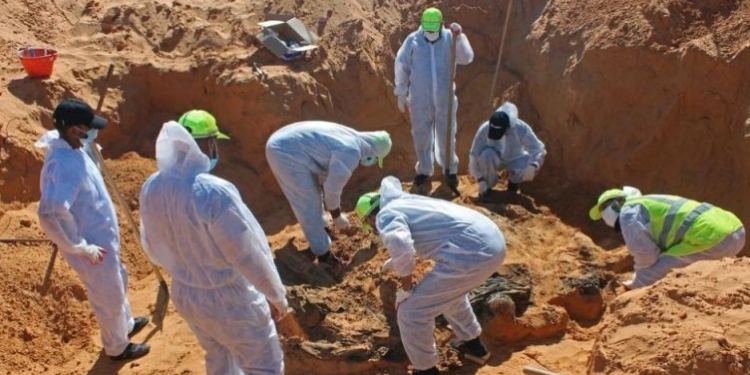 Arsip - Anggota biro orang hilang Pemerintah Perjanjian Nasional (GNA) menggali kuburan massal di kota Tarhouna, Libya, 27 Oktober 2020. (ANTARA/Reuters/Ayman Al- sahili/as)