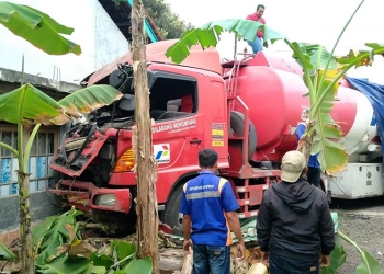 Kondisi truk tangki BBM yang mengalami kecelakaan di Jalan Raya Sampang-Maos, Desa Maos Kidul, Kecamatan Maos, Kabupaten Cilacap, Rabu (7-9-2022). ANTARA/HO-Polres Cilacap