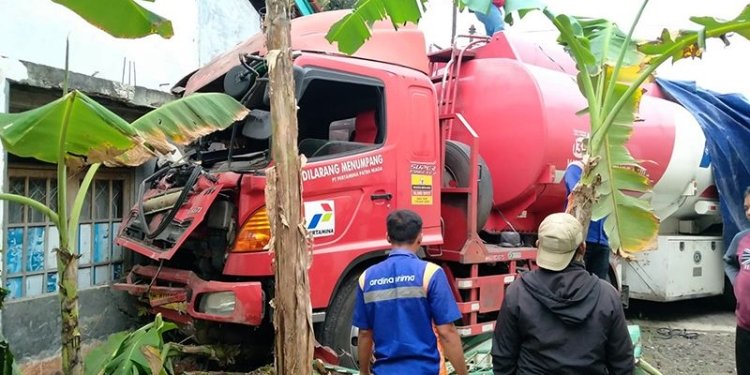 Kondisi truk tangki BBM yang mengalami kecelakaan di Jalan Raya Sampang-Maos, Desa Maos Kidul, Kecamatan Maos, Kabupaten Cilacap, Rabu (7-9-2022). ANTARA/HO-Polres Cilacap