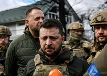 Mobil yang ditumpangi Zelensky bertabrakan dengan kendaraan pribadi. (Foto: AFP/Ronaldo Schemidt)