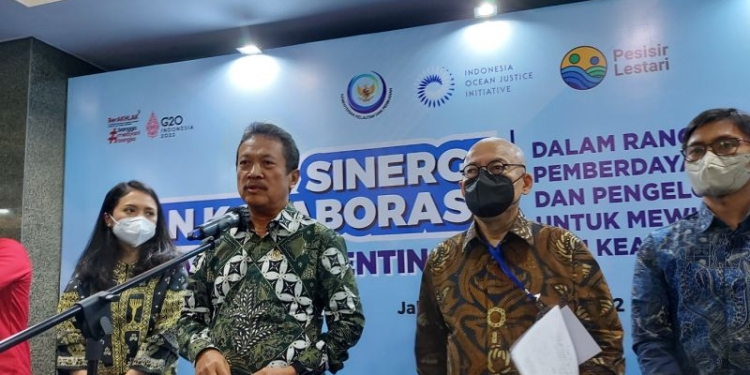 Menteri Kelautan dan Perikanan Sakti Wahyu Trenggono (kedua kiri) memberikan keterangan pada wartawan di Gedung Mina Bahari III KKP Jakarta, Selasa (11/10/2022). (ANTARA/Aditya Ramadhan)