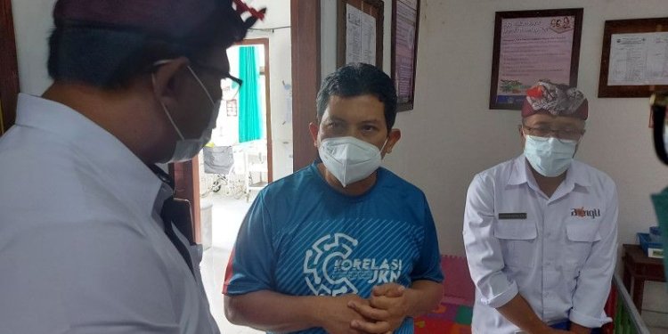 Direktur Utama BPJS Kesehatan Ghufron Mukti (tengah) saat berkunjung ke Puskesmas Bangli Utara, Bali, Kamis (13/10/2022). (ANTARA/Andi Firdaus).