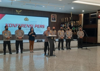 Kapolri Jenderal Pol. Listyo Sigit Prabowo memberikan keterangan pers terkait Irjen Teddy Minahasa di Mabes Polri, Jakarta, Jumat (14/10/2022). (ANTARA/Laily Rahmawaty)