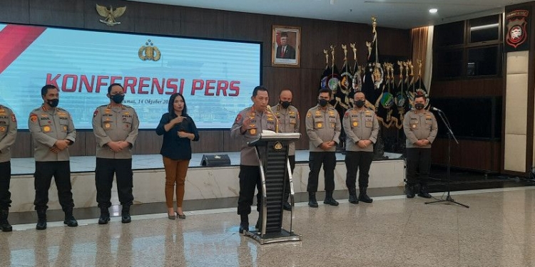 Kapolri Jenderal Pol. Listyo Sigit Prabowo memberikan keterangan pers terkait Irjen Teddy Minahasa di Mabes Polri, Jakarta, Jumat (14/10/2022). (ANTARA/Laily Rahmawaty)