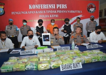 Polda Kepri melakukan konfrensi pers pengungkapan kasus penyelundupan narkoba sebanyak 26,6 kg (ANTARA/HO-Humas Polda Kepri)