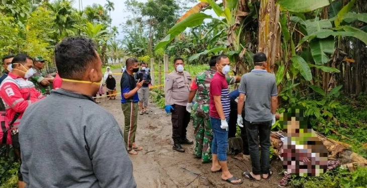 Polisi dan warga di lokasi penemuan mayat di kebun milik warga di Gampong Mesjid Tuha Kecamatan Meureudu Kabupaten Pidie Jaya. (ANTARA/ Polres Pijay)