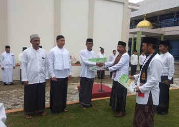 Penyerahan Bantuan Operasional Pendidikan (BOP) secara simbolis pada puluhan pesantren di Aceh (Dok. Kanwil Kemenag Aceh).