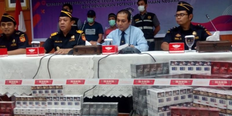 Arsip foto - Petugas Bea Cukai Riau memperlihatkan rokok ilegal yang berhasil disita belum lama ini. (ANTARA/dok)