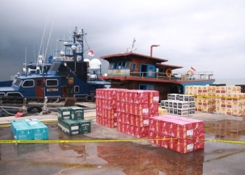 Ratusan dus berisi 8.784 botol minuman keras ilegal senilai Rp4,38 miliar dengan taksiran kerugian negara sebesar Rp9 miliar yang ditangkap Bea Cukai dan TNI AL. ANTARA/HO-Humas Bea Cukai