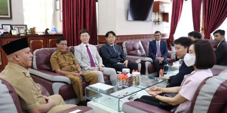Bupati Aceh Tengah Shabela Abubakar menggelar pertemuan dengan pihak investor Korea Selatan di ruang kerjanya, Selasa (18/10/2022). ANTARA/HO-Prokopim Setdakab Aceh Tengah.