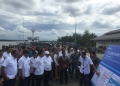 Penjabat Gubernur Aceh Achmad Marzuki meninjau langsung aktivitas dan mendengar penjelasan kendala aktivitas ekspor di Pelabuhan Kuala Langsa, Sabtu (22/10/2022). (ANTARA/M Ifdhal)