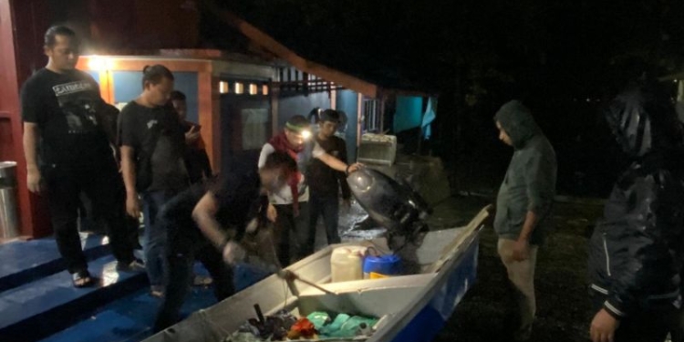 Polisi mengamankan kapal cepat yang membawa 30 bungkus sabu (ANTARA/HO-Humas Polres Karimun)