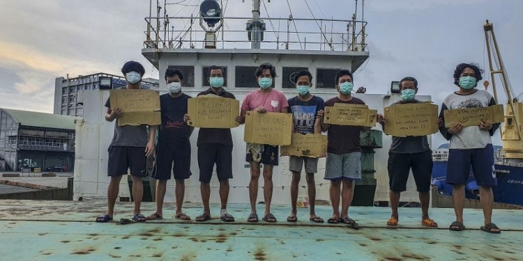 Delapan ABK asal Indonesia yang terkatung-katung memegang poster berisi permintaan untuk pulang di atas kapal kargo yang diduga milik perusahaan asal Hong Kong di Pelabuhan Kaohsiung, Taiwan, Kamis (11/8/2022). ANTARA FOTO/Fahmi Fahmal Sukardi/Adm/tom. (ANTARA FOTO/FAHMI FAHMAL SUKARDI)