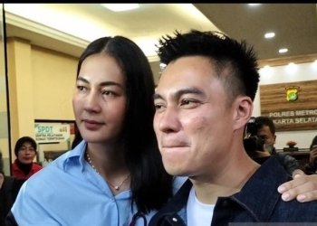 Pasangan artis Baim Wong dan Paula Verhoeven usai menjalani pemeriksaan terkait aksi "prank" kekerasan dalam rumah tangga (KDRT) di Polres Metro Jakarta Selatan, Jumat (7/10/2022). ANTARA/Luthfia Miranda Putri