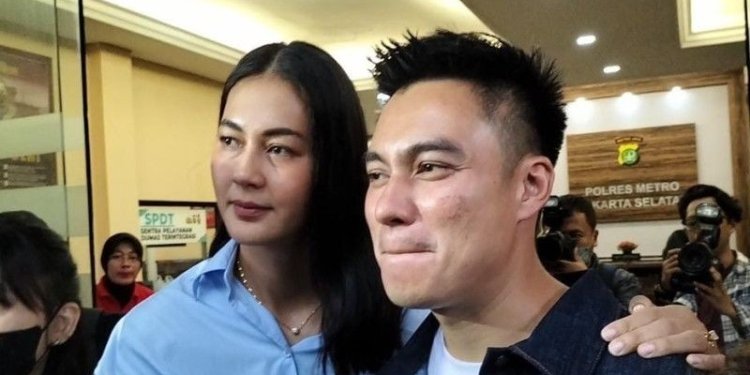 Pasangan artis Baim Wong dan Paula Verhoeven usai menjalani pemeriksaan terkait aksi "prank" kekerasan dalam rumah tangga (KDRT) di Polres Metro Jakarta Selatan, Jumat (7/10/2022). ANTARA/Luthfia Miranda Putri
