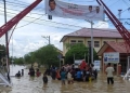 Petugas mengevakuasi korban banjir di Kecamatan Lhoksukon, Kamis (6/10/2022). (ANTARA/Dedy Syahputra)