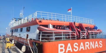 Kapal Negara (KN) SAR Atmajaya saat sandar di Pelabuhan Peti Kemas, Pelabuhan Makassar, Sulawesi Selatan. ANTARA/Darwin Fatir.