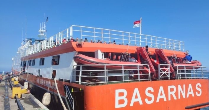 Kapal Negara (KN) SAR Atmajaya saat sandar di Pelabuhan Peti Kemas, Pelabuhan Makassar, Sulawesi Selatan. ANTARA/Darwin Fatir.