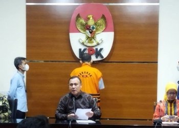 Deputi Penindakan dan Eksekusi KPK Karyoto (kiri), Ketua KPK Firli Bahuri (tengah), dan Plt Juru Bicara KPK Ipi Maryati Kuding saat jumpa pers di Gedung Merah Putih KPK, Jakarta, Kamis (27/10/2022). ANTARA/Benardy Ferdiansyah