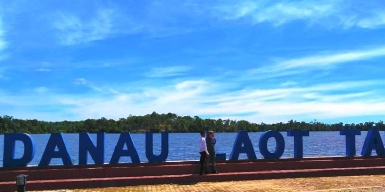 Pengunjung berswafoto di lokasi wisata Danau Laut Tadu, Kecamatan Tadu Raya, Kabupaten Nagan Raya, Provinsi Aceh, Jumat (28/10/2022). ANTARA/HO-Disbudparpora Nagan Raya Aceh