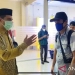 Kepala Dinas Sosial Aceh Yusrizal menyambut para pekerja migran Aceh yang tiba di Bandara Sultan Iskandar Muda, Aceh Besar pada Kamis (20/10/2022) malam. (ANTARA/HO-Dinsos Aceh)