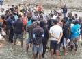 Warga Kampung Moru, Distrik Wasior, Kabupaten Teluk Wondama, Papua Barat mendatangi Kali Sanduai, lokasi penemuan bayi berjenis kelamin perempuan pada Sabtu (19/10/2022) pagi. (ANTARA/HO-Zack Tonu B)