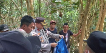 Polisi evakuasi kerangka manusia di Kota Kendari, Sulawesi Tenggara, Kamis (27-10-2022). ANTARA/HO-Humas Polresta Kendari