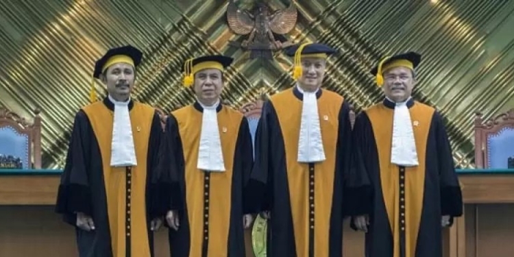 Arsip - Pelantikan Hakim Agung (dari kiri ke kanan) Is Sudaryono, Purwosusilo, Sudrajat Dimyati, Amran Suadi berpose usai pengambilan sumpah jabatan dan pelantikan empat hakim agung. (ANTARA FOTO/Rosa Panggabean)