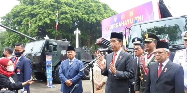 Presiden Jokowi memberikan keterangan pers setelah memimpin upacara HUT ke-77 TNI di kawasan Istana Merdeka, Jakarta, Rabu (5/10). (ANTARA/Indra Arief Pribadi).
