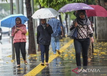 Ilustrasi - Warga menggunakan payung saat hujan di kawasan Semanggi Jakarta. ANTARA FOTO/Nova Wahyudi/aww/aa. (ANTARA FOTO/NOVA WAHYUDI)