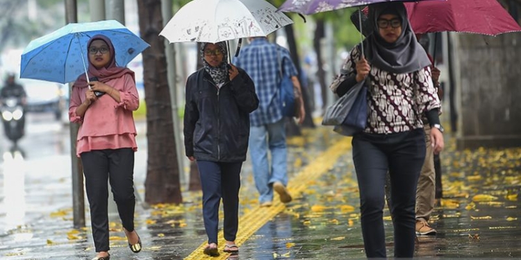 Ilustrasi - Warga menggunakan payung saat hujan di kawasan Semanggi Jakarta. ANTARA FOTO/Nova Wahyudi/aww/aa. (ANTARA FOTO/NOVA WAHYUDI)