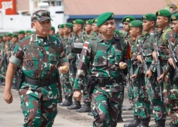 Pangdam II/Sriwijaya saat melepas prajurit ke Papua, di Bandarlampung, Sabtu (1/10/2022). ANTARA/Dian Hadiyatna
