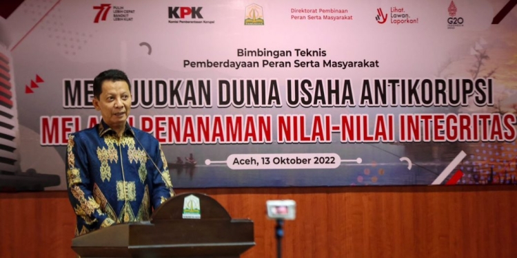 Pj. Gubernur Aceh, Achmad Marzuki, saat memberikan sambutan pada acara Bimbingan Teknis Dunia Usaha Anti Korupsi yang diselenggarakan KPK-RI di Aula Serbaguna Setda Aceh, Banda Aceh, Kamis, (13/10/2022). (Dok. Humas Aceh).