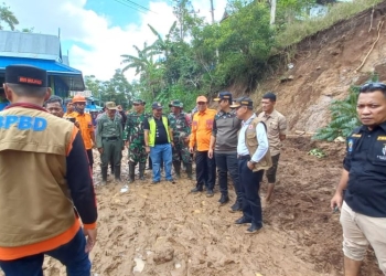 Tim BPBD Sulsel bersama warga terus berkoordinasi melakukan pencarian korban longsor d Kabupaten Jeneponto, Sulawesi Selatan.ANTARA/HO-BPBD