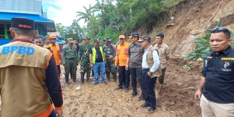 Tim BPBD Sulsel bersama warga terus berkoordinasi melakukan pencarian korban longsor d Kabupaten Jeneponto, Sulawesi Selatan.ANTARA/HO-BPBD