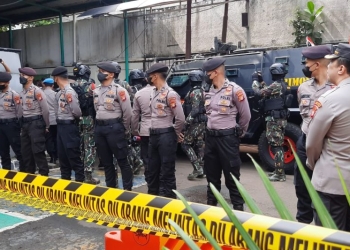 Petugas Polres Metro Jakarta Selatan mengamankan prosea sidang terdakwa Ferdy Sambo di Pengadilan Negeri Jakarta Selatan, Senin (17/10/2022). (ANTARA/Yoanita Hastryka Djohan)