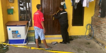 Petugas memasang garis polisi di rumah terduga korban KDRT di Sendangguwo Selatan, Tembalang, Semarang, Jawa Tengah, Minggu (23/10/2022). (ANTARA/ HO-Polsek Tembalang)
