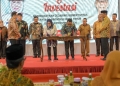 Asisten I Sekda Aceh, Dr. M. Jafar, SH, M.Hum, menyaksikan penandatangan MoU antara Satuan Kerja Perangkat Aceh dengan Organisasi Perangkat Daerah Provinsi Jawa Timur, pada acara Misi Dagang dan Investasi kedua daerah, di Amel Convention Hall, Banda Aceh, Selasa (25/10/2022) (Dok. Humas Aceh).