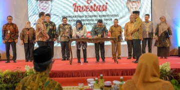 Asisten I Sekda Aceh, Dr. M. Jafar, SH, M.Hum, menyaksikan penandatangan MoU antara Satuan Kerja Perangkat Aceh dengan Organisasi Perangkat Daerah Provinsi Jawa Timur, pada acara Misi Dagang dan Investasi kedua daerah, di Amel Convention Hall, Banda Aceh, Selasa (25/10/2022) (Dok. Humas Aceh).