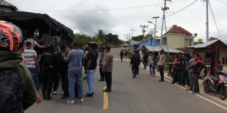 Penjemputan sejumlah tersangka pengrusakan TPS dan pembakaran surat suara di Manggarai Barat. ANTARA/Ho-Polres Manggarai Barat.