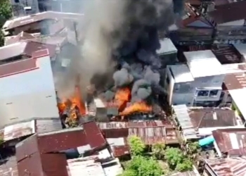 Suasana kebakaran rumah penduduk di Jalan Kangkung Timur, dan Jalan Bawakareng, Kecamatan Bontoala, Kota Makassar, Sulawesi Selatan, Selasa (4/10/2022). ANTARA/HO-Dokumentasi Damkar Makassar.