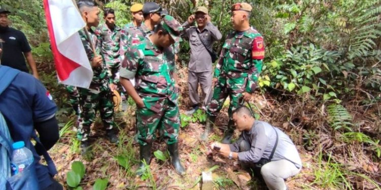 Personel TNI bersama Badan Nasional Pengelola Perbatasan (BNPP) melakukan patroli dan pengecekan patok batas di perbatasan Indonesia-Malaysia, di wilayah Kapuas Hulu, Kalimantan Barat, Jumat (14/10/2022). ANTARA/HO-Penerangan Yonarmed 19/105 Trk Bogani
