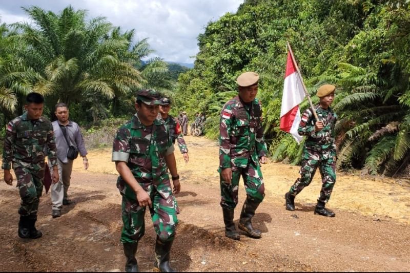 Personel TNI bersama Badan Nasional Pengelola Perbatasan (BNPP) melakukan patroli dan pengecekan patok batas di perbatasan Indonesia-Malaysia, di wilayah Kapuas Hulu, Kalimantan Barat, Jumat (14/10/2022). ANTARA/HO-Penerangan Yonarmed 19/105 Trk Bogani