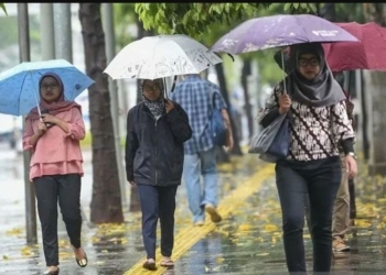 Arsip foto - Warga menggunakan payung saat hujan di kawasan Semanggi, Jakarta, Rabu (13/11/2019). (ANTARA FOTO/Nova Wahyudi/aww/pri)